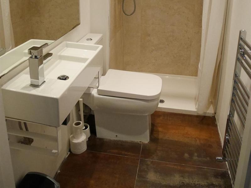 Double Room with Shared Bathroom image 2