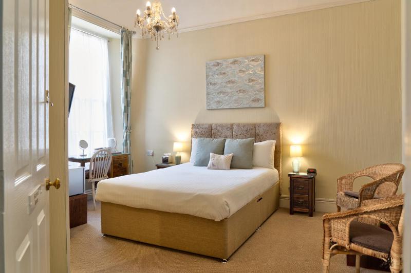 King Room with En-Suite Shower image 1