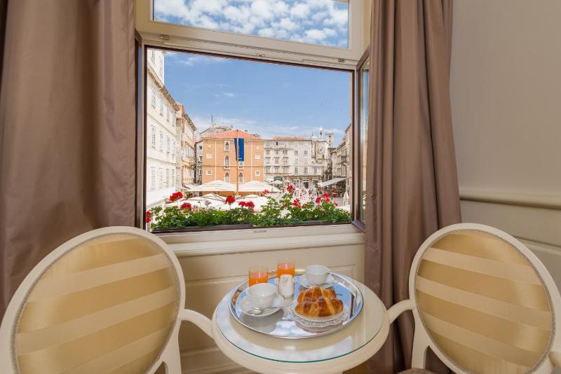 Luxury Double or Twin Room with City View image 4