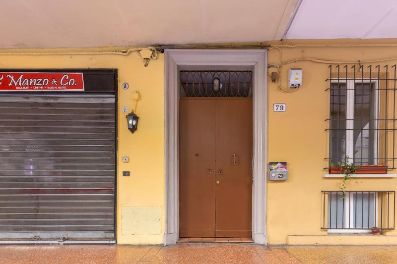 GuestHost - Broccaindosso Apartment Sant'Orsola Hospital Center - image 13