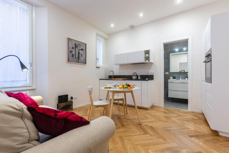 GuestHost - Bologna Piazza del Nettuno Apartment - image 4