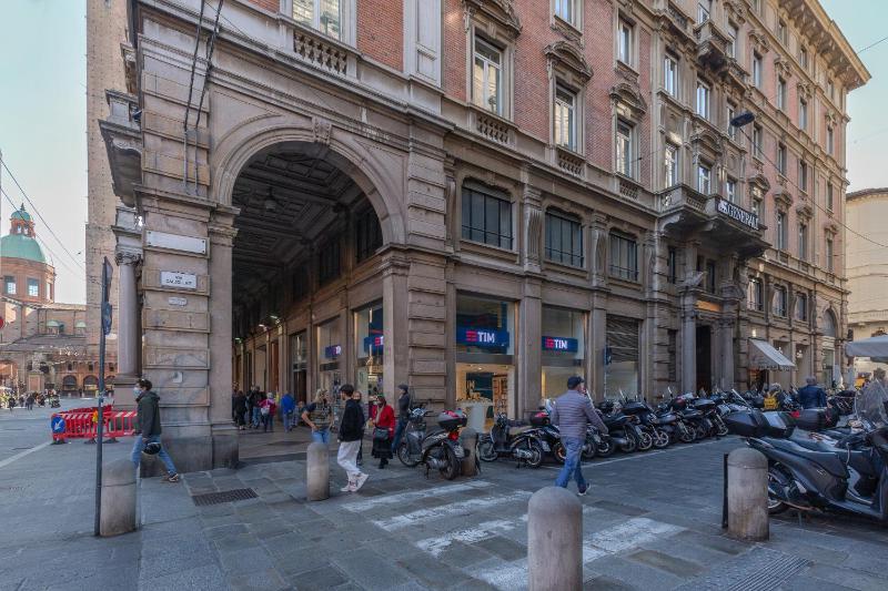GuestHost - Bologna Piazza del Nettuno Apartment - image 7
