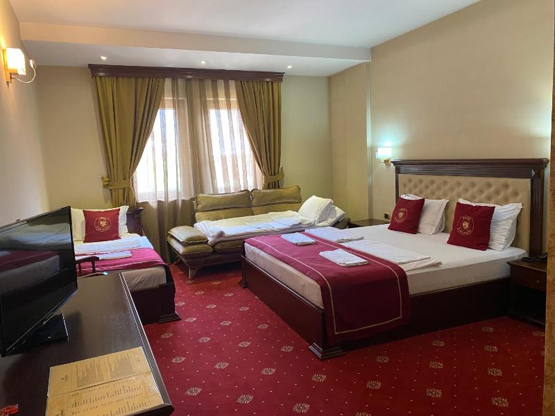 Classic Quadruple Room image 3