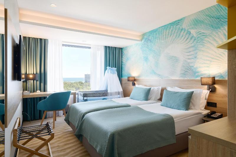 Superior Double or Twin Room with Sea View image 3