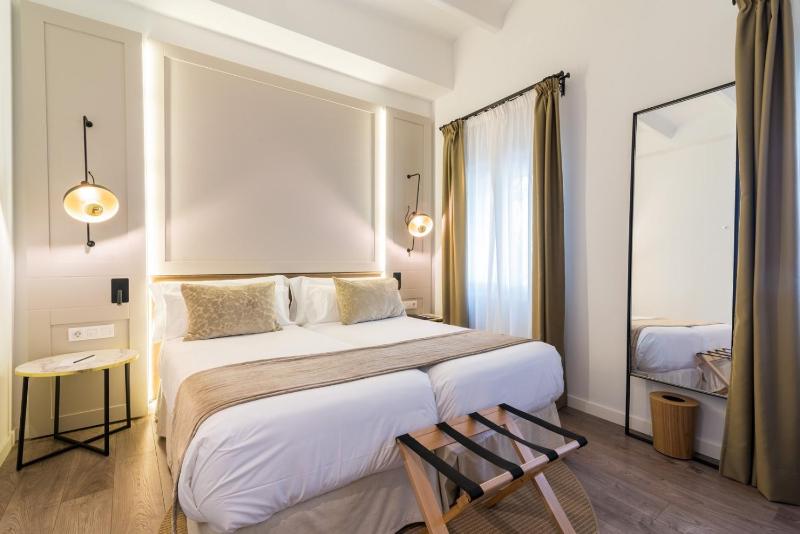 Double Room image 3