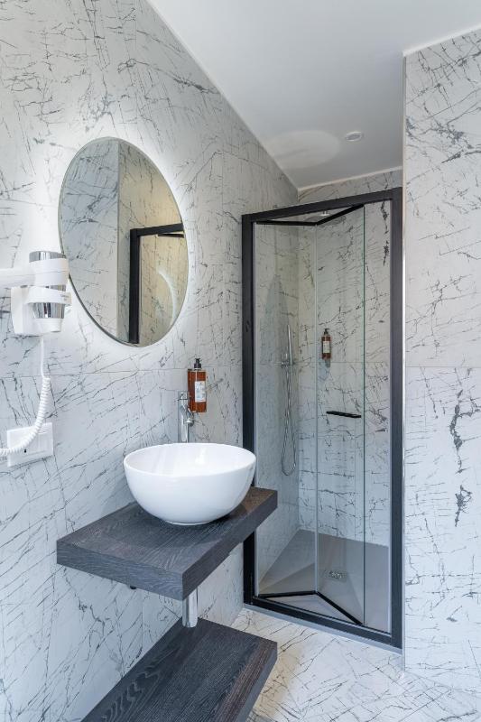 Economy Double Room image 4