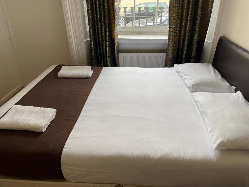 Basic Triple Room with Shared Bathroom image 4