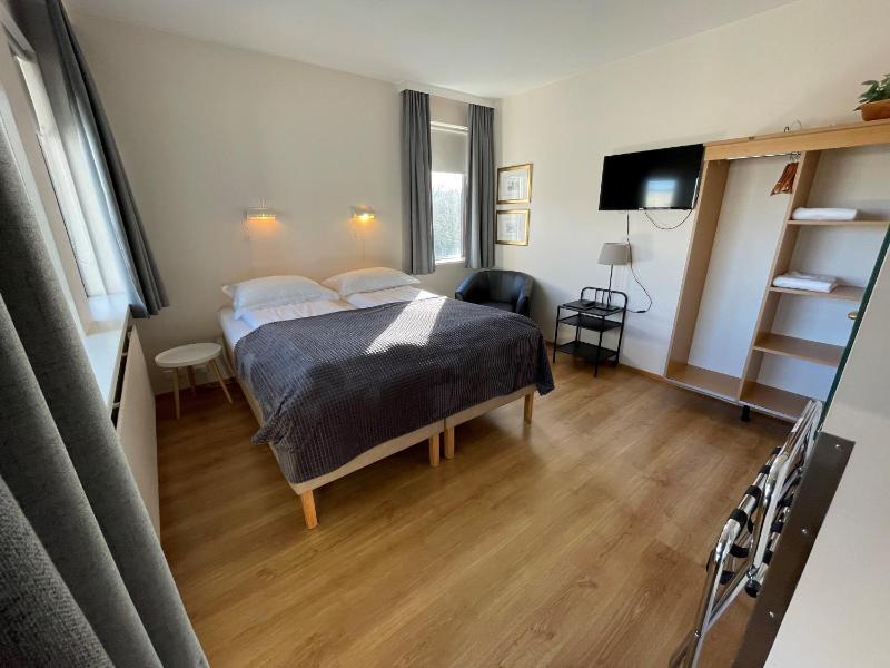 Twin Room with Private Bathroom image 2
