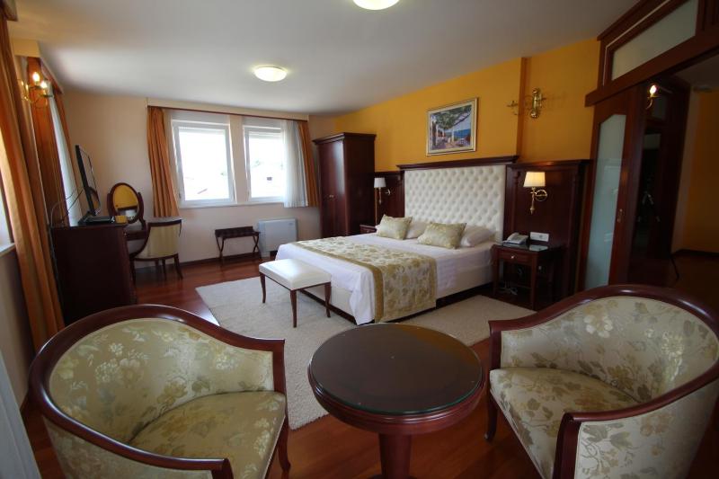 Deluxe Two-Bedroom Apartment with Terrace and Sea View image 2