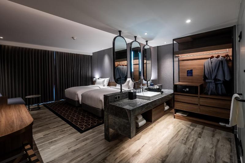 Superior Twin Room image 1