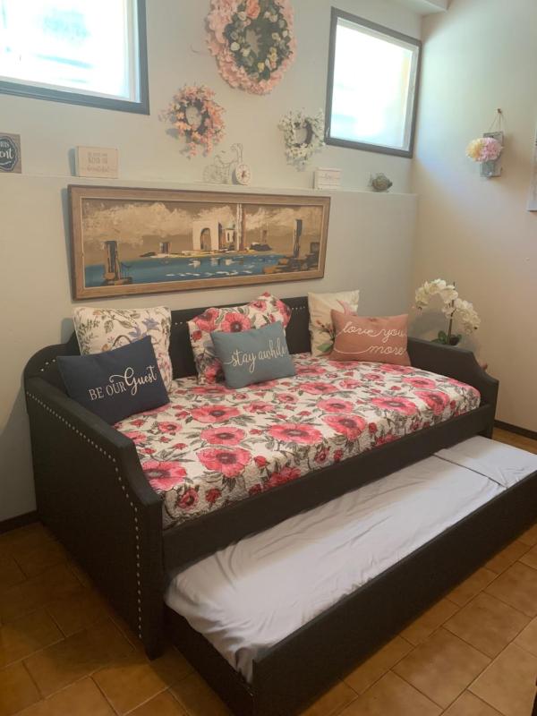 One-Bedroom Apartment image 4