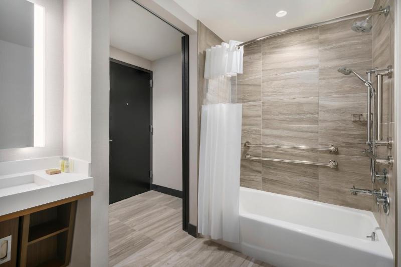 DoubleTree by Hilton New York Times Square South - image 10