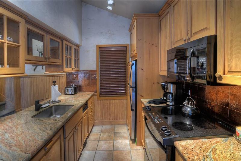 Bear Claw 615 - True Ski-in Ski-out Access Slope Views & Winter Shuttle! - image 10