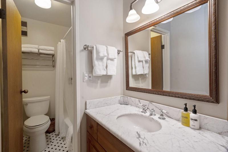 Bear Claw 615 - True Ski-in Ski-out Access Slope Views & Winter Shuttle! - image 12