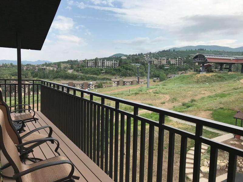 Bear Claw 615 - True Ski-in Ski-out Access Slope Views & Winter Shuttle! - image 16