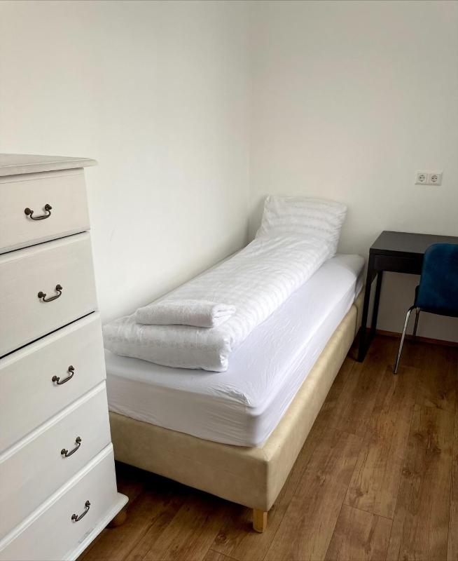 Single Room with Shared Bathroom image 2