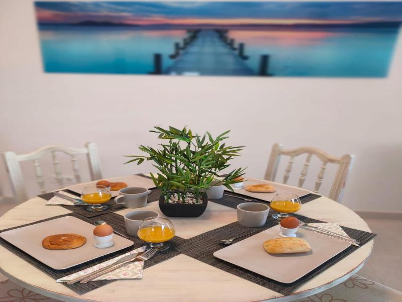 Elegant Spacious Apartment with Sea Views - image 28