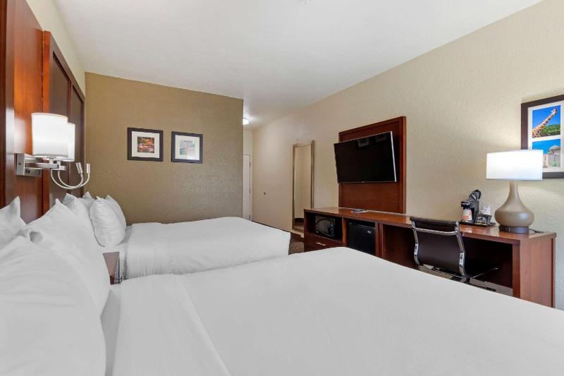 Queen Room with Two Queen Beds - Non-Smoking image 4