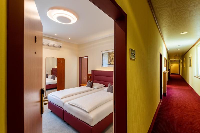 Double Room COMFORT courtyard view image 3