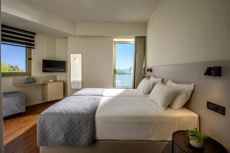 Family Room with Sea View image 2