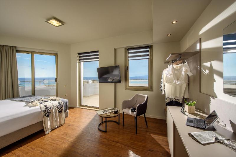 Executive Double Room Sea View Room image 3