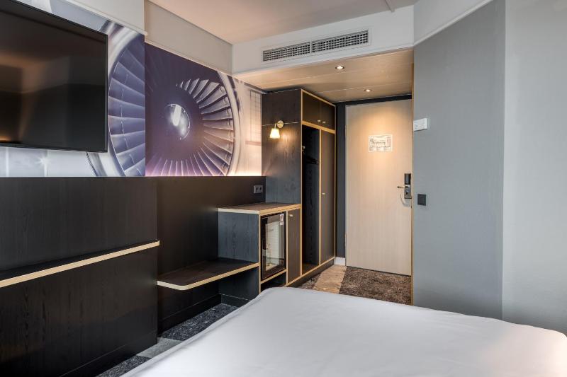 Superior King Room image 3