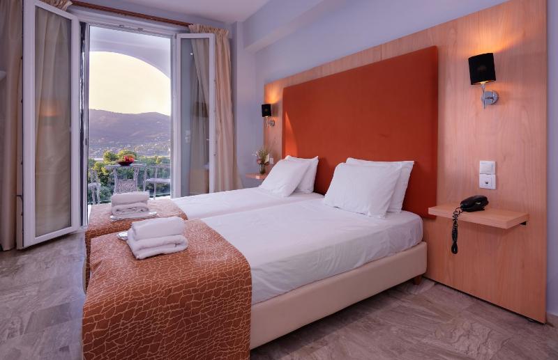 Double or Twin Room with Sea View image 4