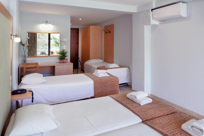 Quadruple Room image 2