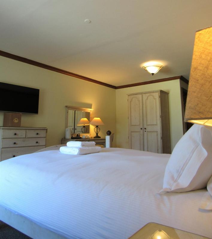 Deluxe Double Room image 2