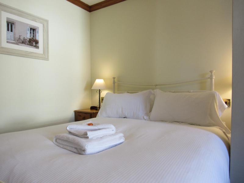 Double Room image 3