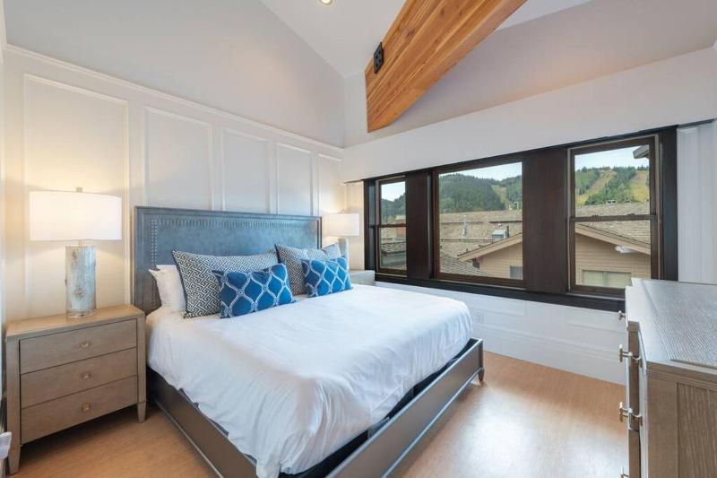Unrivaled Luxury Penthouse Ski In Ski Out 3 Bed+Den Modern Views Silver Lake Village Deer Valley - image 33