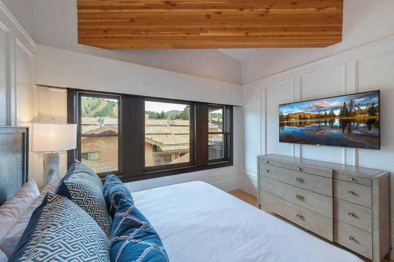 Unrivaled Luxury Penthouse Ski In Ski Out 3 Bed+Den Modern Views Silver Lake Village Deer Valley - image 20