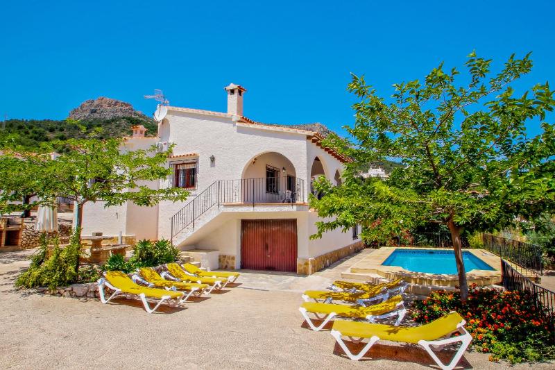 Laura-28A - traditionally furnished detached villa with peaceful surroundings in Calpe - image 1