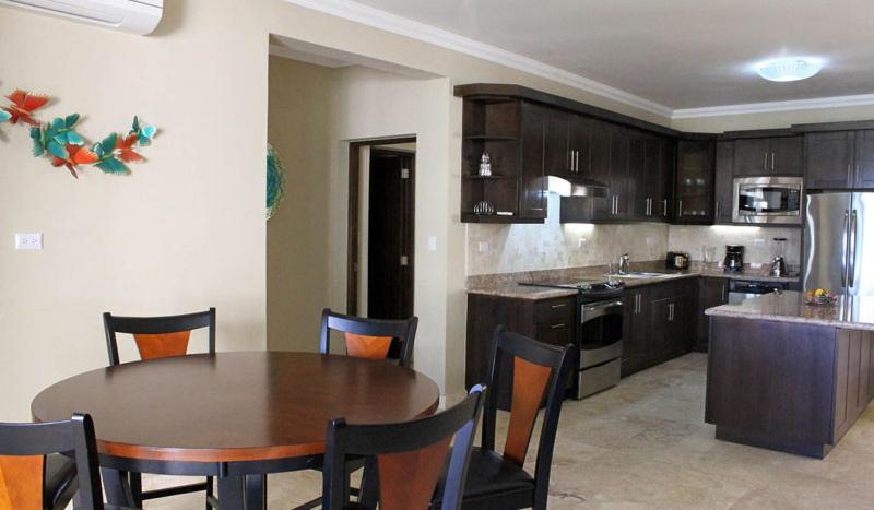 Cozy and Luxurious 2 bedroom apartment - image 4