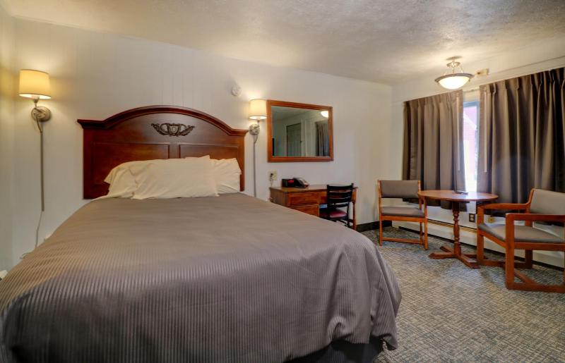 Queen Room image 4
