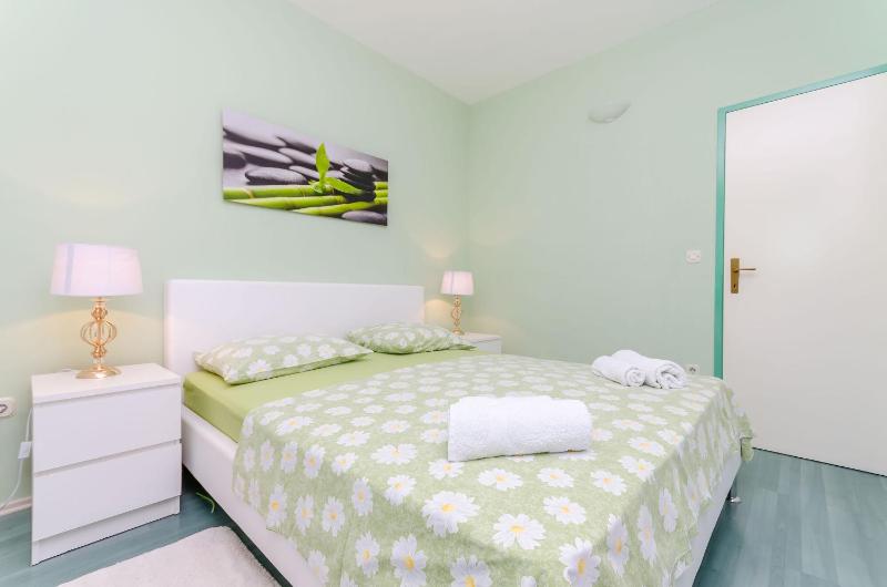 One-Bedroom Apartment with Terrace image 4