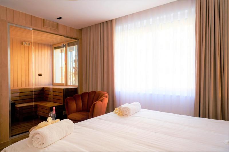 Hotel Glory - image 11