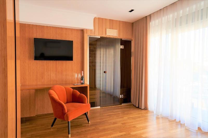 Hotel Glory - image 32