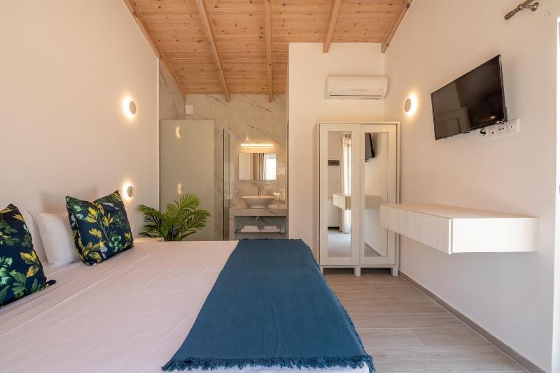 Deluxe Double Room with Sea View image 1