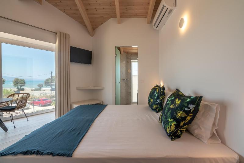 Deluxe Double Room with Sea View image 3