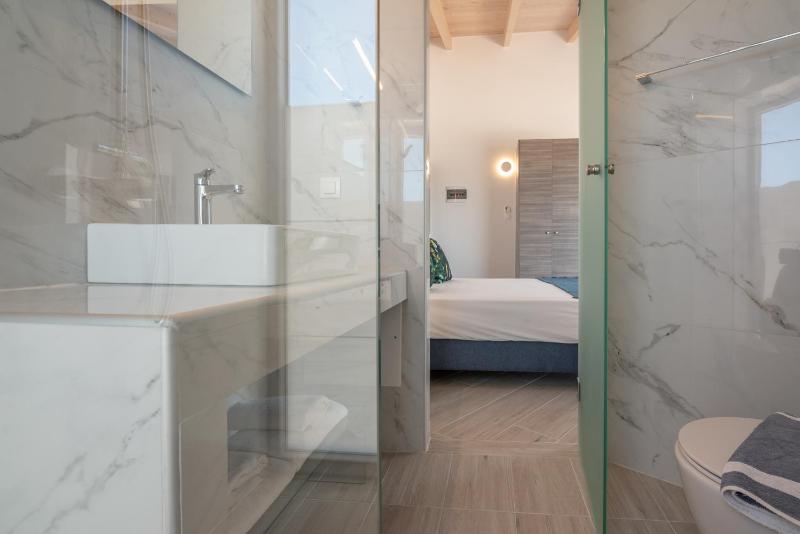 Deluxe Double Room with Sea View image 4