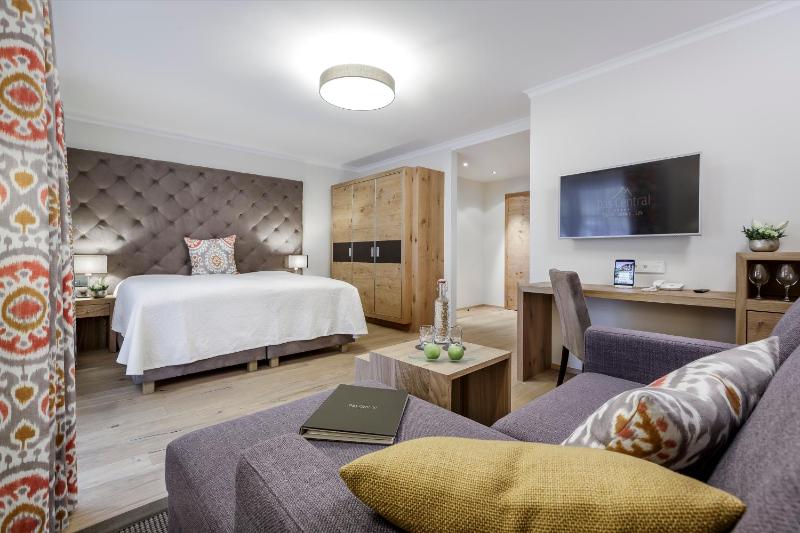 Deluxe Double or Twin Room image 3