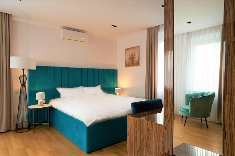 Hotel Glory - image 10