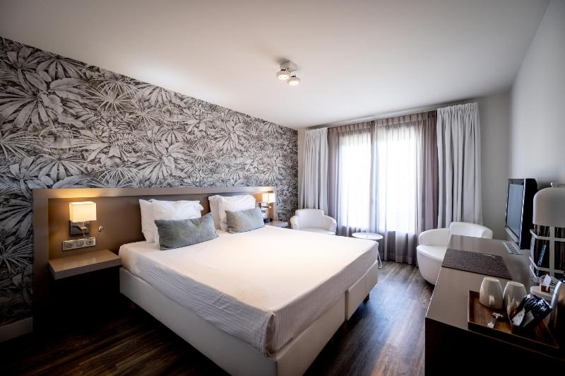 Double or Twin Room with Balcony image 4