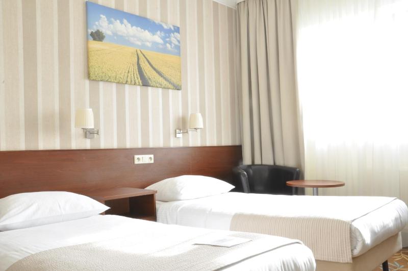 Standard Twin Room image 4