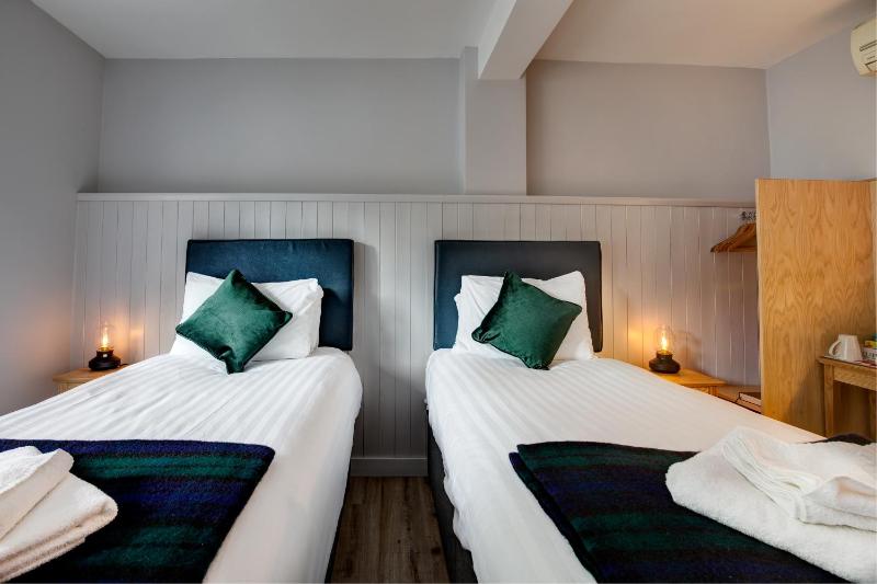 Twin Room image 4
