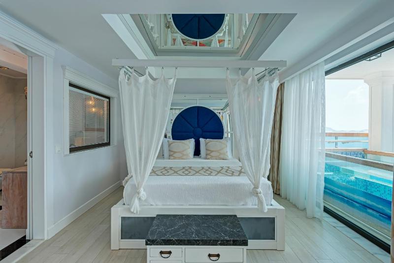 Deluxe Double Room with Sea View image 3