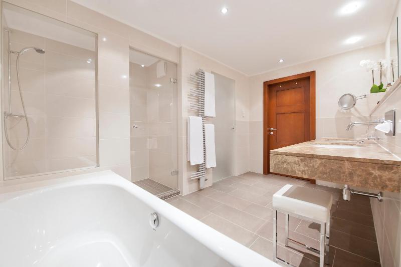 Junior Suite with Mountain View image 3