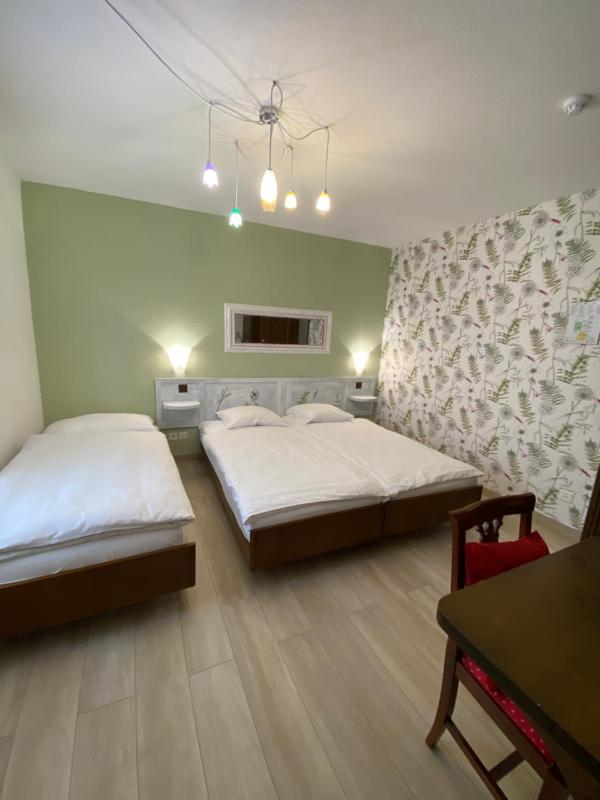 Economy Triple Room image 1