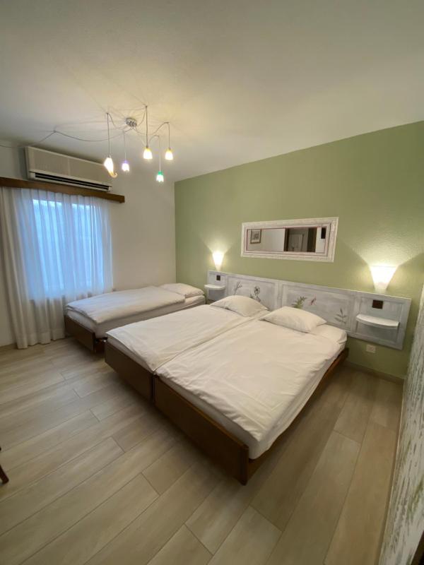 Economy Triple Room image 2